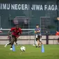 Pelatih kepala Timnas Indonesia, Shin Tae-yong memantau latihan terbuka di Stadion PTIK, Jakarta, Senin (20/03/2023). (Bola.com/Bagaskara Lazuardi)