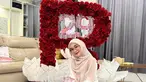 Ini dia potret Ria Ricis saat merayakan ultah secara sederhana. Buket uang membentuk angka 29 jadi cerminan kegembiraan Ricis kali ini. Bunga mawar merah juga ditata sedemikian rupa membentuk inisial “R”. (Liputan6.com/IG/@riaricis1795)