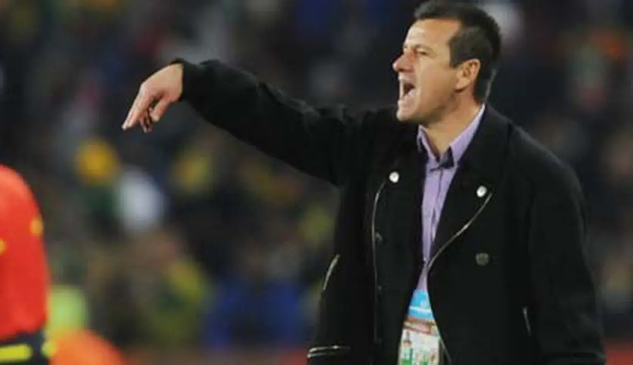 Pelatih Brasil Carlos Dunga memberi instruksi kepada timnya di laga 16 besar PD 2010 melawan Cile Ellis Park Stadium, Johannesburg, 28 Juni 2010. Brasil unggul 3-0. AFP PHOTO / ANTONIO SCORZA 
