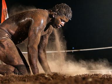 Pegulat penuh lumpur pada ajang "Indian traditional wrestling competition" atau Kushti di Arena Akhara, Mumbai, India, 20 Maret 2016. Olahraga tradisional ini terus di lestarikan sebagai bagian dari budaya. (EPA/Divyakant Solanki)