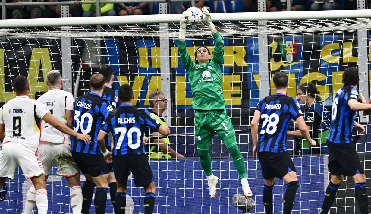 Yann Sommer tampil memukau bersama Inter Milan di awal musim ini. Ketangguhannya di bawah mistar membuat Nerazzurri tak merindukan sosok Andre Onana. (AFP/Gabriel Bouys)