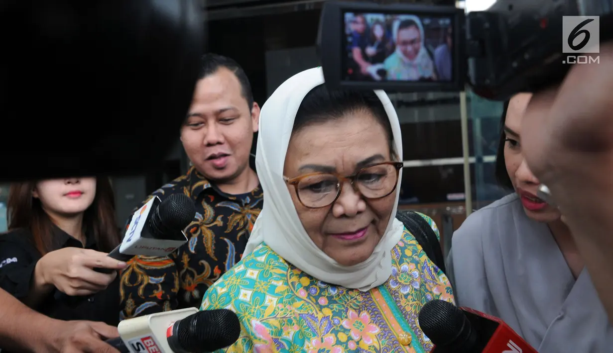 Triyuni Soemartono usai menjalani pemeriksaan di gedung KPK, Jakarta, Jumat (1/2). Triyuni diperiksa terkait dugaan korupsi pengadaan paket penerapan kartu tanda penduduk berbasis nomor induk kependudukan secara nasional (E-KTP). (Merdeka.com/Dwi Narwoko)