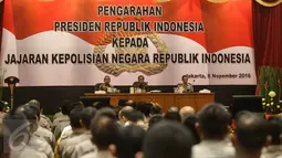 Presiden Jokowi (tengah) didampingi Mensesneg Pratikno bersiap memberikan arahan kepada jajaran Polri terkait pengamanan negara di Auditorium PTIK, Jakarta, Selasa (8/11). Jokowi meminta Polri tegas menegakkan hukum. (Liputan6.com/Faizal Fanani)