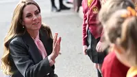 Kate Middleton&nbsp;berbincang dengan anak-anak dari sekolah Infants selama kunjungan ke Sekolah Infant dan Junior Farnborough Road, tempat Elsie Dot Stancombe bersekolah, selama kunjungan ke Southport di Inggris barat laut pada 23 September 2025. (Eddie MULHOLLAND/POOL/AFP)