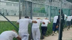 Lebih dari 1.600 anggota geng dipindahkan antara dua penjara di Honduras pada hari Selasa. (HANDOUT/HONDURAS MILITARIZED POLICE/AFP)