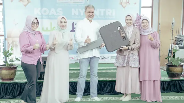 Momen serah terima bantuan mobil ambulans yang digelar di Masjid Lingkup Kantor Pemda Kabupaten Bandung Barat, Jumat (31/3/2023). (Foto: Dok. Koleksi Pribadi Michael Simon)
