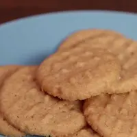 Kamu bisa bikin kue cookies dari selai kacang, lho! :D