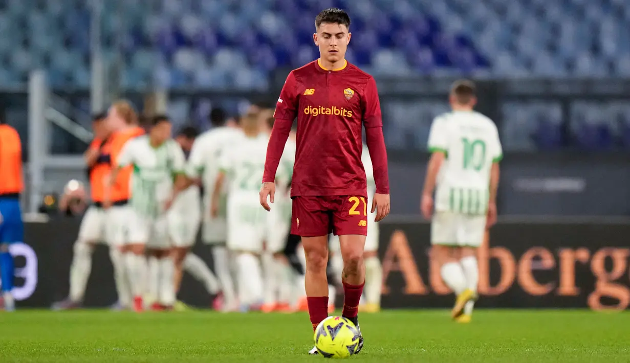 Pemain AS Roma Paulo Dybala menunggu dimulainya pertandingan setelah pemain Sassuolo Andrea Pinamonti mencetak gol pada pertandingan sepak bola Serie A Liga Italia di Stadion Olimpiade, Roma, Italia, 12 Maret 2023. AS Roma kalah dari Sassuolo dengan skor 3-4. (AP Photo/Alessandra Tarantino)
