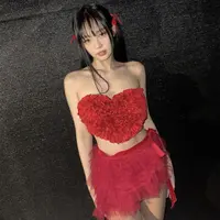 Jennie tampil serba merah dengan atasan berbentuk hati off shoulder. Atasan tersebut dari brand Aniye Record seharga Rp4,6 jutaan. (@jennierubyjane)