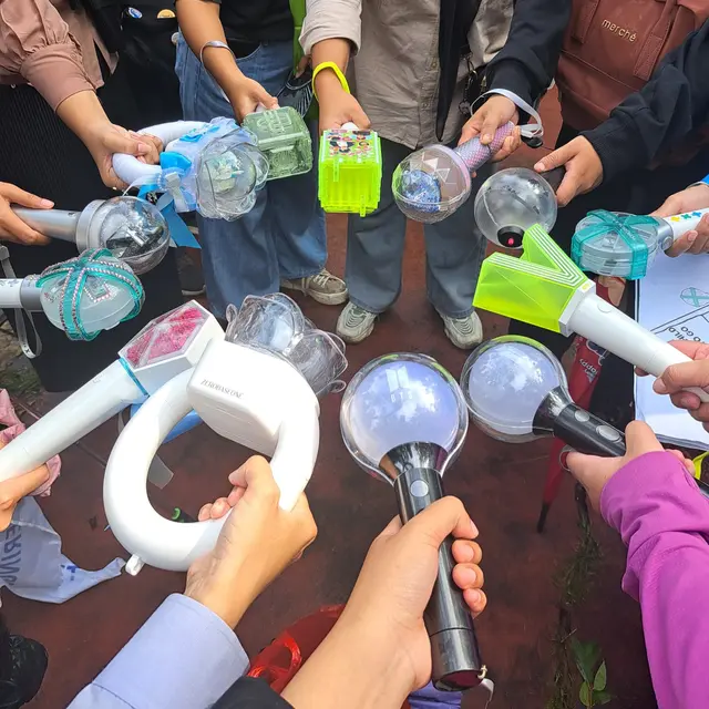 6 Potret K-Popers Demo Tolak Kenaikan PPN 12 Persen, Semua Fandom Bersatu