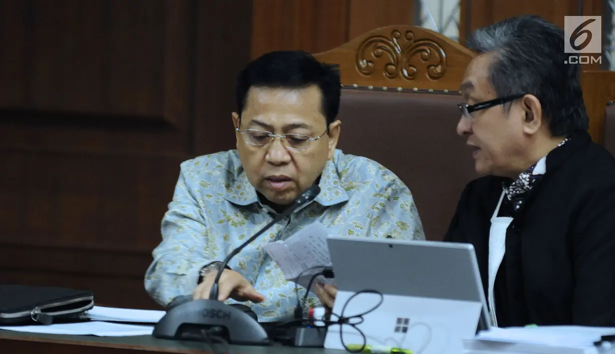 Terdakwa dugaan korupsi proyek e-KTP, Setya Novanto (kiri) berbincang dengan kuasa hukumnya pada sidang lanjutan di Pengadilan Tipikor, Jakarta, Senin (12/3). Sidang mendengar keterangan saksi dan saksi ahli. (Liputan6.com/Helmi Fithriansyah)