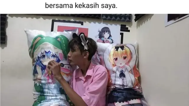 6 Tingkah Wibu Saat Tidur Ini Absurd, Wajib Peluk Guling Anime
