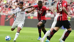 Pierre Kalulu tampil apik di lini pertahanan AC Milan. Pemain berusia 21 tahun sukses mencatatkan tujuh tekel sukses, satu sapuan dan empat intersep. (AFP/Miguel Medina)