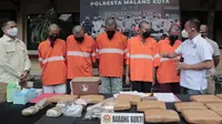 Para tersangka peredaran narkoba di Malang dengan barang bukti paket ganja kering saat diamankan di Mapolresta Malang Kota