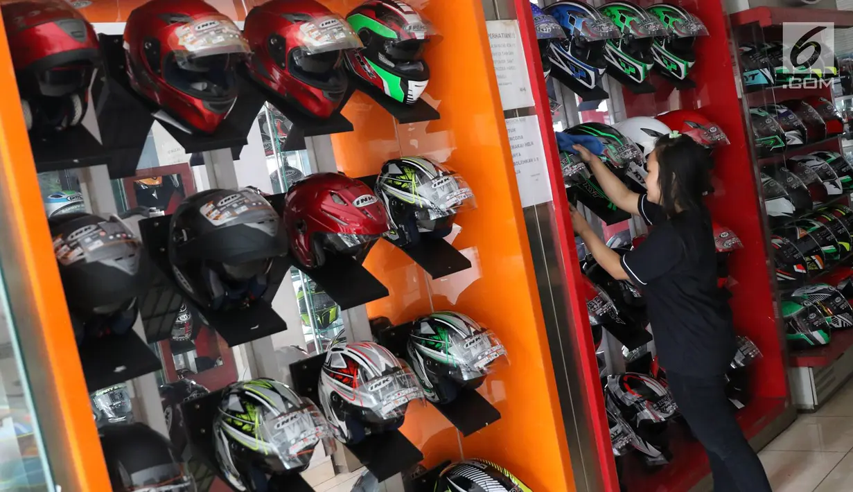 Sejumlah helm yang dijual di Jakarta, Senin (19/6). Banyaknya pemudik sepeda motor menyebabkan penjualan helm selalu meningkat dibanding hari biasa menjelang arus mudik. (Liputan.com/Immanuel Antonius)
