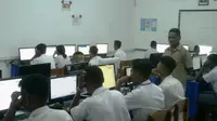 Ujian Nasional Berbasis Komputer (UNBK) di SMA Swasta Nesi Neonmat, Kota Kupang (Ola Keda?liputan6.com)
