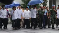 Presiden Jokowi dan Wakil Presiden Jusuf Kalla terlihat memilih berjalan kaki seusai melaksanakan salat Jumat bersama di Monas bersama para pendemo aksi damai 2 Desember. Sumber : Jawa Pos.