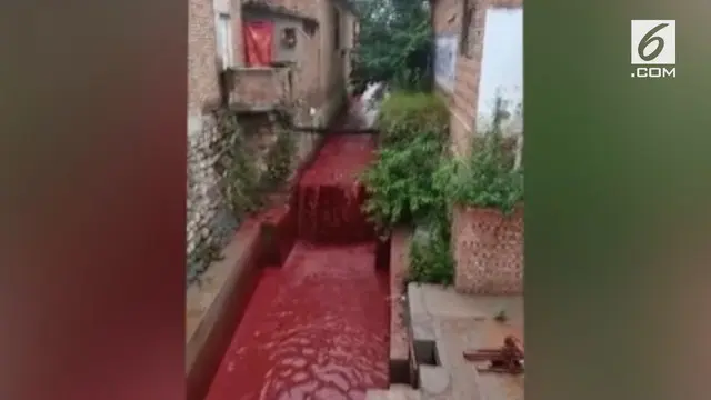 Warna air sebuah sungai di China mendadak berubah warna menjadi merah. Diduga ini terjadi karena kebocoran limbah tambang.