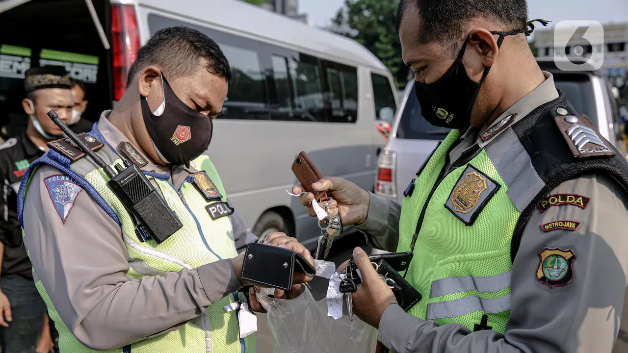 FOTO: Nekat Angkut Pemudik, 115 Kendaraan Travel Gelap Diamankan Polda Metro Jaya