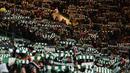Aksi suporter Celtic saat menjamu Barcelona pada laga kelima Grup C Liga Champions di Celtic Park, Rabu (23/11/2016). (AFP/Paul Ellis)