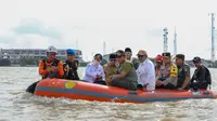 Penjabat Gubernur Jawa Tengah, Nana Sudjana meninjau lokasi banjir di Kabupaten Jepara dan Kabupaten Demak, Senin, 18 Maret 2024.