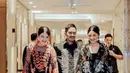 Kahiyang dan Erina tampil mengenakan dress berbordir dari Biyan. Keduanya pun tampak kompak mengenang anting-anting model serupa. [@ayangkahiyang]