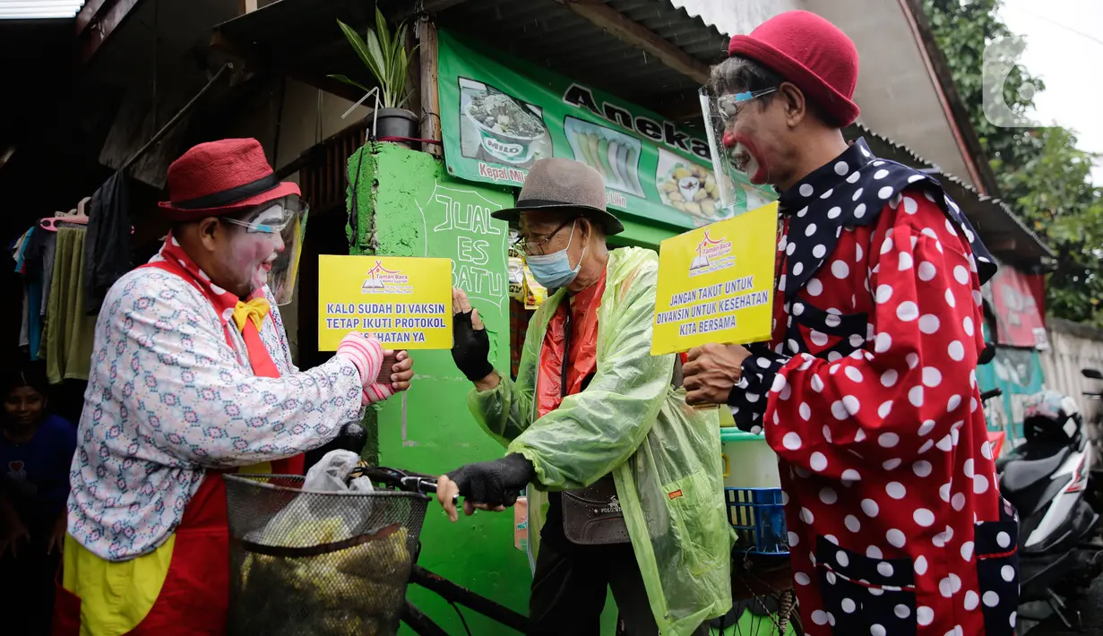 Dua badut menjemput dan mengantar warga untuk mengikuti vaksinasi COVID-19 di Pinang, Tangerang, Banten, Selasa (14/9/2021). Aksi yang dilakukan Taman Baca Badut Syariah itu dilakukan untuk mengajak warga mengikuti vaksinasi COVID-19 guna meningkatkan herd imunity. (Liputan6.com/Angga Yuniar)
