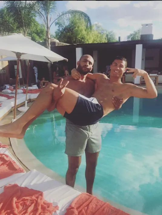 Cristiano Ronaldo kini diperbincangkan setelah beberapa waktu lalu foto mesra dirinya bersama seorang lelaki beredar. Ia digendong oleh seorang atlet kick boxing asal Maroko, Badr Hari dengan caption ‘baru menikah’. (via instagram/@badrhariofficial)