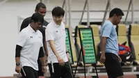 Manajer pelatih Timnas Indonesia, Shin Tae-yong, didampingi Indra Sjafri, saat sesi latihan di Stadion Wibawa Mukti, Cikarang, Senin (13/1/2020). Sebanyak 51 pemain mengikuti seleksi untuk memperkuat skuat utama Timnas Indonesia U-19. (Bola.com/M Iqbal Ic