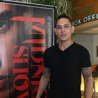 Membintangi film bergenre thriller berjudul ‘Midnight Show’ mendatangkan pengalaman tersendiri bagi aktor tampan Ganindra Bimo. Selama proses syuting rupanya pria yang memerankan karakter seorang pembunuh ini sempat kesurupan. (Andy Masela/Bintang.com)