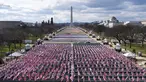 Ribuan bendera ditempatkan di National Mall, menghadap ke Monumen Washington, dan Lincoln Memorial, menjelang pelantikan Presiden terpilih Joe Biden di Washington, Senin (18/1/2021). Pelantikan Biden dan wakilnya, Kamala Harris akan mencakup "parade virtual di seluruh AS". (AP Photo/Alex Brandon)