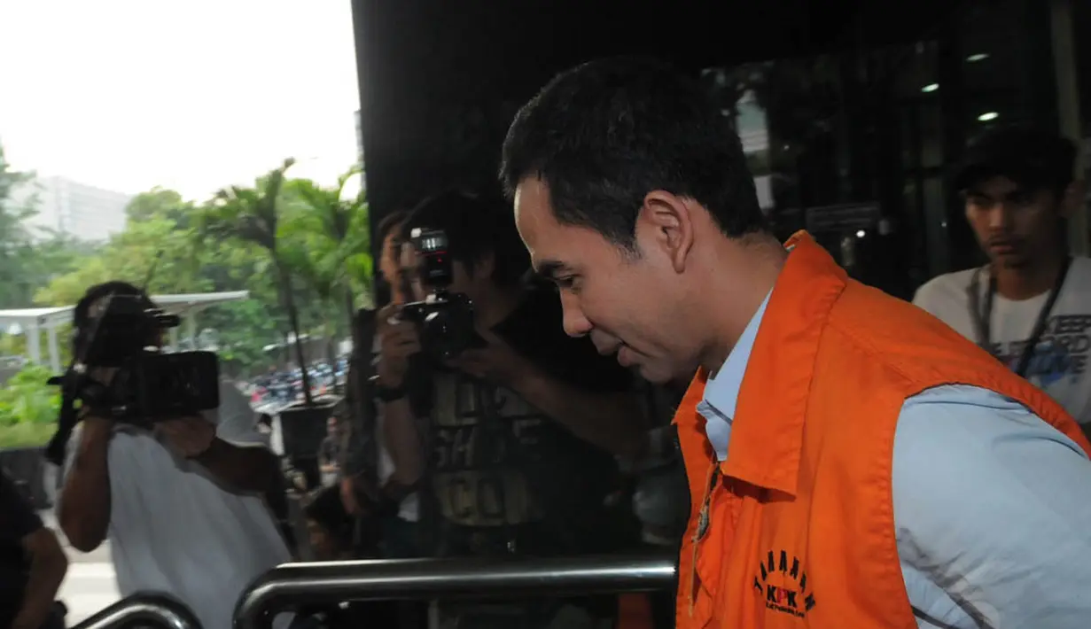 Usai menjalani pemeriksaan, adik Ratu Atut Chosiyah itu keluar dari gedung Komisi Pemberantasan Korupsi, Jakarta, Selasa (19/8/14). (Liputan6.com/Herman Zakharia)
