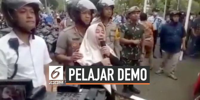 VIDEO: Viral, Ibu Menangis Minta Anaknya Pulang di Tengah Kerumunan Demo