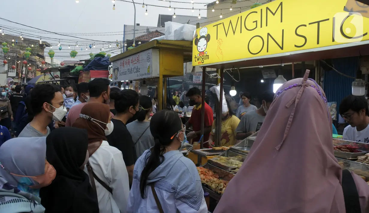 Warga antre membeli takjil atau menu berbuka puasa Ramadhan di Pasar Lama Tangerang, Banten, Sabtu (16/4/2022). Kawasan Pasar Lama menjadi salah satu tempat favorit bagi para pecinta kuliner dengan nuansa Pecinan. (merdeka.com/Imam Buhori)