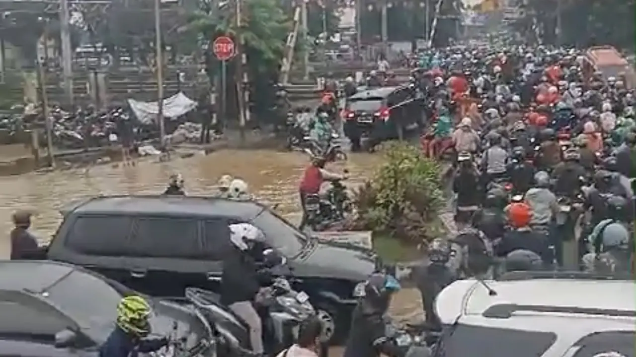 Banjir terjadi hampir merata di Bekasi, Jawa Barat pada Selasa (4/3/2025).