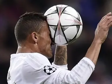 Bek Real Madrid, Danilo, menyundul bola saat melawan AS Roma dalam laga leg kedua babak 16 besar Liga Champions di Stadion Santiago Bernabeu, Madrid, (8/3/2016). (AFP/Javier Soriano)