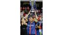 Pemain PSG, Thiago Silva mengangkat piala International Champions Cup 2015 usai berhasil mengalahkan Manchester United dengan skor 2-0 di Soldier Field, AS, Kamis (30/7) pagi WIB. (EPA/Tannen Maury)