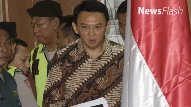 Calon Gubernur DKI Basuki Tjahaja Purnama atau Ahok kembali menemui warga di Rumah Lembang, Menteng, Jakarta Pusat, hari ini. Ratusan pendukung tampak antusias menyambut jagoan mereka.
