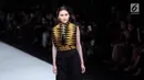 Model berjalan diatas catwalk membawakan rancangan karya Paulina Katarina dalam Jakarta Fashion Week 2018 di Senayan City, Jakarta, Kamis (26/10). (Liputan6.com/Faizal Fanani)