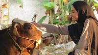 Lihat di sini gaya Shireen Sungkar sata semeblih hewan kurban sendiri. [@shireensungkar].