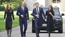 <p>Pasangan suami istri Pangeran William dan Pangeran Harry tampak akrab satu dengan lainnya walau jalan mereka berjarak. (Foto: Chris Jackson/Pool Photo via AP)</p>