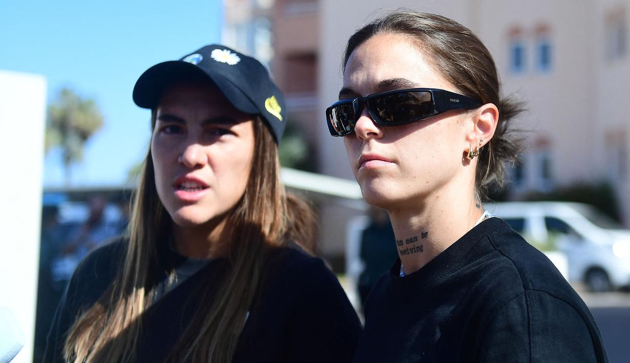 Pemain Timnas Wanita Spanyol, Mapi Leon (kanan) dan Guijarro memberikan keterangan di depan awak media menyusul keputusan mereka untuk tetap meninggalkan pelatihan menjelang laga UEFA Nations League melawan Swedia di Oliva, Spanyol pada Rabu (20/09/2023) waktu setempat. Seperti dilansir dari Elconfidencial, alasan mereka adalah kurang semangat dan ketidaknyamanan pribadi. (AFP/Jose Jordan)