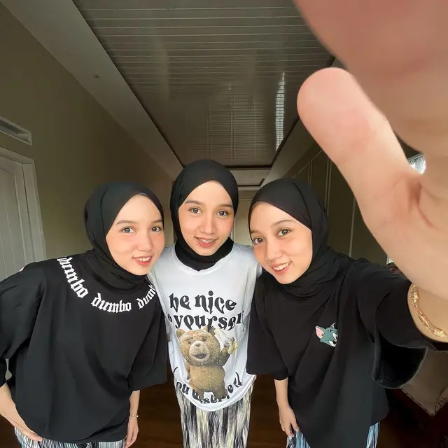 6 Potret Terbaru Purwa Kembar, Pernah Dikira Pakai Efek Karena Sulit Dibedakan