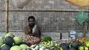 Pengungsi Rohingya menjual buah dan sayuran di kiosnya di kamp pengungsi Jamtoli di Ukhia (22/3/2022). Ratusan ribu orang Rohingya melarikan diri dari Myanmar setelah tindakan keras tahun 2017, yang menjadi subjek kasus genosida di pengadilan tertinggi PBB di Den Haag. (AFP/Munir Uz Zaman)