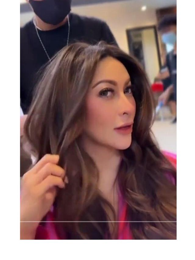 7 Potret Terbaru Diana Punky Tetap Awet Muda di Usia 49 Tahun, Disebut Bak Barbie