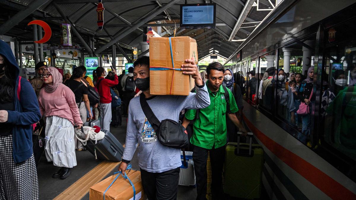 Puncak Mudik Lebaran 2025, 27.569 Penumpang Kereta Diberangkatkan dari Daop 8 Surabaya