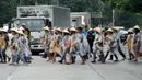 Para pengunjuk rasa yang mengenakan lembaran plastik menyeberang jalan saat mereka bergabung dalam demonstrasi global untuk mengakhiri bahan bakar fosil di Kota Quezon, Filipina, Jumat (15/9/2023). Global Climate Strike digelar sekitar dua bulan sebelum KTT Iklim PBB, COP28, yang bakal digelar pada November ini di Uni Emirat Arab (UEA). (AP Photo/Aaron Favila)