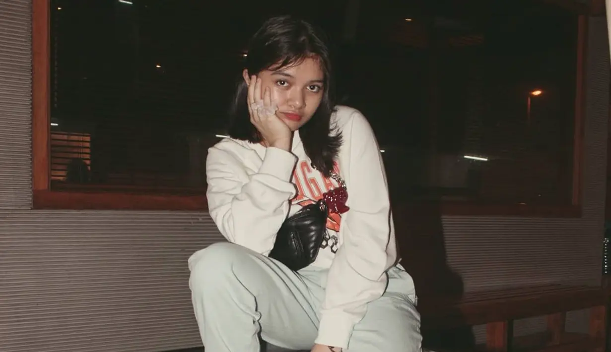 Perempuan kelahiran 6 Januari 2006 selalu menyita perhatian penampilannya. Sosoknya yang mulai tumbuh dewasa membuat netizen merasa pangling melihat perubahan Afiqah yang kian cantik saja. Seperti diketahui, Afiqah dulu populer setelah menjadi bintang iklan cilik. (Liputan6.com/IG/@amaninaafiqah)