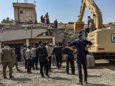 Pasukan keamanan dan personel darurat bekerja di lokasi serangan di utara distrik al-Miqdadiyah di provinsi Dayala, Irak, Rabu, 29 Juli 2026. (AFP/ Younis Al-Bayati)