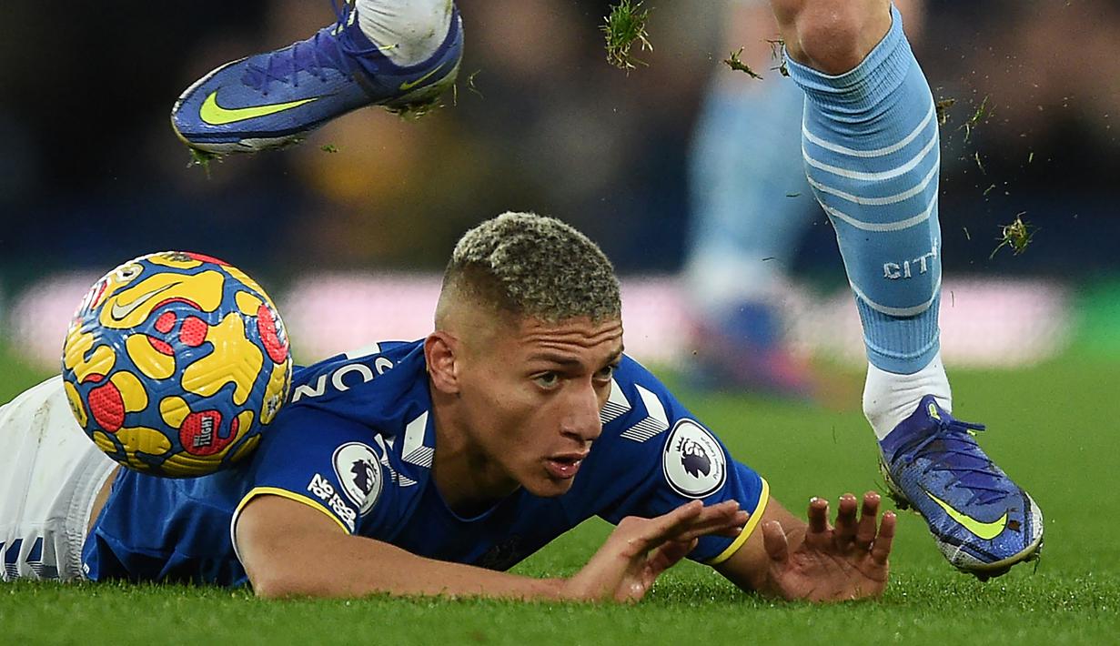 Richarlison. Striker Brasil berusia 24 tahun yang kini memasuki musim ke-4 bersama Everton sejak didatangkan dari Watford pada musim 2018/2019 total telah mencetak 42 gol dari 160 laga di Liga Inggris untuk Watford dan Everton. Tanpa hattrick, raihan terbaiknya adalah 3 kali brace. (AFP/Oli Scarff)